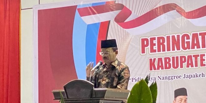 Asisten II Sekda Aceh, Mawardi, saat membuka rangkaian acara Peringatan Hari Jadi Kabupaten Pidie Jaya ke-16 Tahun 2023 di Pantai Wisata Islami Trienggadeng, Jumat, (16/6/2023) malam. (Foto: Alibi/Dok. Humas Pemerintah Aceh)