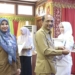 Asisten Pemerintahan, Keistimewaan Aceh dan Kesejahteraan Rakyat Sekda Aceh, M. Jafar, saat menyerahkan piagam penghargaan Kepada lima perempuan berjasa dan berprestasi di Aceh. (Foto: Alibi/Dok. Humas Pemerintah Aceh)