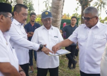 Sekda Aceh, Bustami (dua dari kanan), meninjau persiapan kunjungan kerja Presiden RI Joko Widodo di lokasi area Rumoh Geudong, Sigli, Kamis (22/6/2023). (Foto: Alibi/Dok. Humas Pemerintah Aceh)