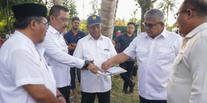 Sekda Aceh, Bustami (dua dari kanan), meninjau persiapan kunjungan kerja Presiden RI Joko Widodo di lokasi area Rumoh Geudong, Sigli, Kamis (22/6/2023). (Foto: Alibi/Dok. Humas Pemerintah Aceh)