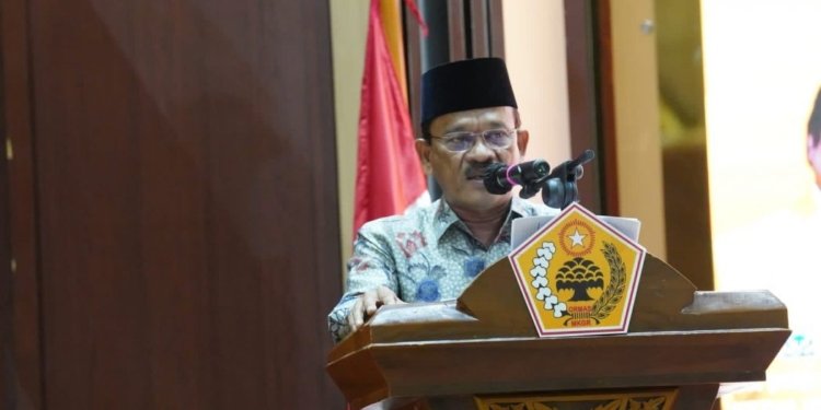 Asisten II Sekda Aceh, Mawardi, saat menyampaikan sambutan pada acara Pelantikan DPD Ormas MKGR Provinsi Aceh Periode 2021-2026 di Anjong Mon Mata, Banda Aceh, Minggu (25/6/2023) malam. (Foto: Alibi/Dok. Humas Pemerintah Aceh)