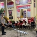 Petugas kepolisian memperlihatkan remaja yang ditangkap atas dugaan tawuran yang meresahkan warga di Mapolsek Muara Dua, Kota Lhokseumawe, Minggu (26/6/2023). (Foto: Antara/HO-Humas Polres Lhokseumawe)