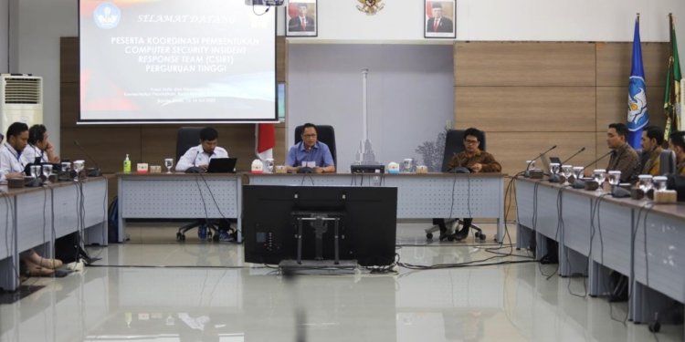 Sejumlah perwakilan Perguruan Tinggi (PT) di Aceh mengikuti kegiatan pembentukan Computer Security Incident Response Team (CSIRT) di Balai Senat USK, Kamis (13/7/2023). (Foto: Dok. Humas USK)