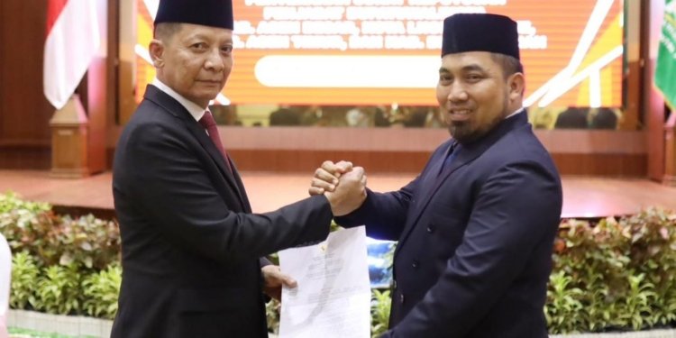 Pj Gubernur Aceh, Achmad Marzuki, saat menyerahkan SK perpanjangan kepada Penjabat Bupati Aceh Besar, Muhammad Iswanto, di Anjong Mon Mata, Banda Aceh, Jum'at (14/7/2023). (Foto: Dok. Humas Pemerintah Aceh)