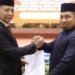 Pj Gubernur Aceh, Achmad Marzuki, saat menyerahkan SK perpanjangan kepada Penjabat Bupati Aceh Besar, Muhammad Iswanto, di Anjong Mon Mata, Banda Aceh, Jum'at (14/7/2023). (Foto: Dok. Humas Pemerintah Aceh)
