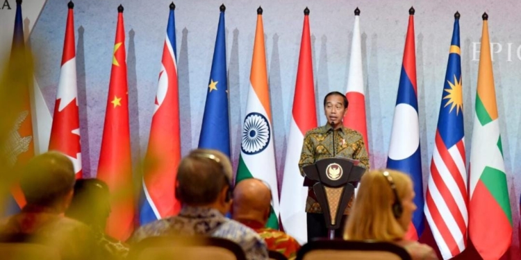 Presiden Joko Widodo menyampaikan sambutannya pada acara Courtesy Call Menteri Luar Negeri ASEAN kepada Presiden RI yang digelar di Shangri-La Hotel, Jakarta, Jumat (14/7/2023). (Foto: BPMI Setpres/Rusman)