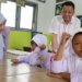 Penjabat Gubernur Aceh Achmad Marzuki, didampingi Bunda Pendidikan Anak Usia Dini (PAUD) Aceh, Ny Ayu Marzuki, menyapa murid-murid saat meninjau penerapan Program Transisi PAUD ke SD yang menyenangkan, di SD Negeri 1 Banda Aceh, Senin (17/7/2023). (Foto: Alibi/Dok. Humas Pemerintah Aceh)
