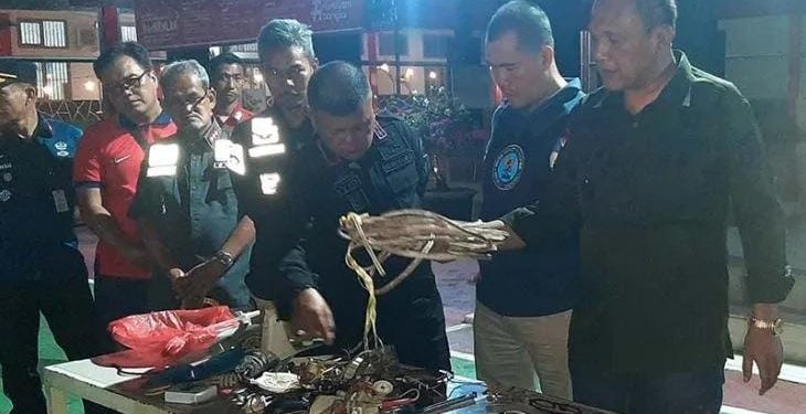 Petugas memperlihatkan barang yang disita dari kamar narapidana Lapas Kelas IIA Banda Aceh di Aceh Besar, Sabtu (16/7/2023). (Foto: Antara/M Haris SA)