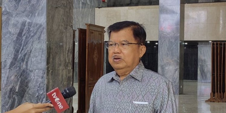 Mantan Ketua Umum Partai Golkar 2004-2009 Jusuf Kalla di kompleks parlemen, Senayan, Jakarta, Senin (31/7/2023). (Foto: Antara/Melalusa Susthira K)