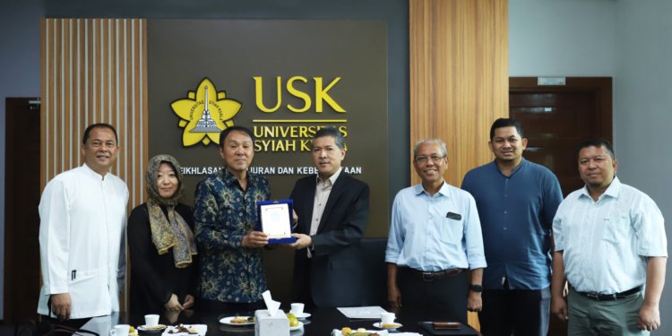 Rektor USK Prof Marwan menyerahkan cenderamata kepada Konsulat Jenderal Jepang, Takonai Susumu, di ruang kerjanya, Jumat (14/7/2023). (Foto: Alibi/Dok. Humas USK)