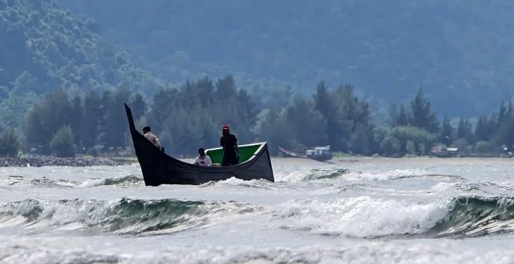 Sebuah perahu melintas di antara gelombang laut kawasan Pantai Ulee Lheue, Banda Aceh, Aceh, Selasa (7/2/2023). (Foto: Antara/Khalis Surry)