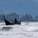 Sebuah perahu melintas di antara gelombang laut kawasan Pantai Ulee Lheue, Banda Aceh, Aceh, Selasa (7/2/2023). (Foto: Antara/Khalis Surry)
