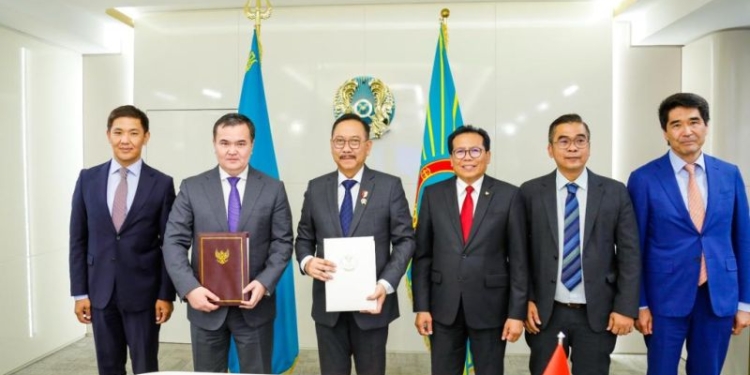 Kepala Otorita IKN Bambang Susantono (kanan) menandatangani MoU kerja sama "sister city" dengan Gubernur Ibu Kota Astana Zhenis Kassymbek (kiri) di Kazakhstan pada Senin (3/7/2023). (Foto: Antara/HO-KBRI Astana)