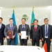 Kepala Otorita IKN Bambang Susantono (kanan) menandatangani MoU kerja sama "sister city" dengan Gubernur Ibu Kota Astana Zhenis Kassymbek (kiri) di Kazakhstan pada Senin (3/7/2023). (Foto: Antara/HO-KBRI Astana)