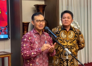 Kepala BKKBN Hasto Wardoyo (kiri) ketika hadir dalam rangkaian acara Hari Keluarga Nasional 2023 di Palembang, Sumatera Selatan, Rabu (5/7/2023). (Foto: Antara/Hreeloita Dharma Shanti)