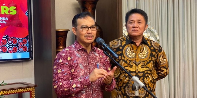 Kepala BKKBN Hasto Wardoyo (kiri) ketika hadir dalam rangkaian acara Hari Keluarga Nasional 2023 di Palembang, Sumatera Selatan, Rabu (5/7/2023). (Foto: Antara/Hreeloita Dharma Shanti)