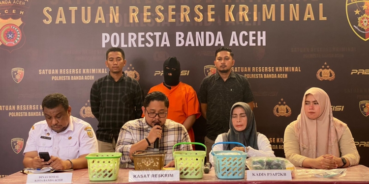 Polisi tangkap pelaku eksploitasi anak di bawah umur dengan modus jual jambu di Banda Aceh. (Foto: Alibi/Dok. Polresta Banda Aceh)