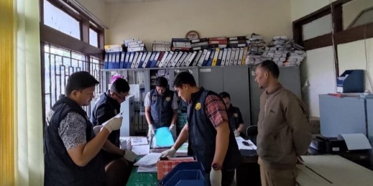 Polda Aceh lakukan penggeledahan kantor Dinas Kesehatan Aceh Tengah. (Foto: Alibi/Dok. Polda Aceh)