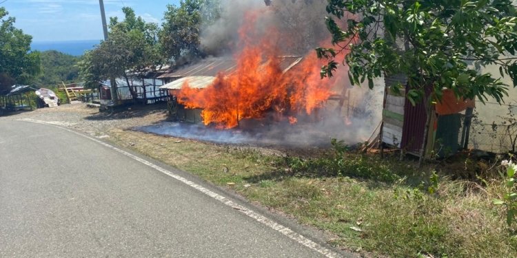 Kebakaran 2 hektare lahan dan warung di Kecamatan Mesjid Raya, Kabupaten Aceh Besar. (Foto: Alibi/Dok. BPBA)