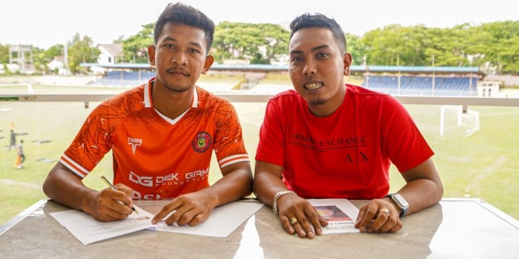Bos Yudi (kanan) bersama pemain baru Persiraja, Ridha Umami. (Foto: Dok. Persiraja)