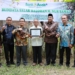 Direktur Utama Bank Aceh, Muhammad Syah bersama Dewan Komisaris dan Dewan Pengawas Syariah dan Pemimpin Cabang Sabang mengunjungi UMKM kebun salak di Kota Sabang. (Foto: Alibi/Dok. Bank Aceh)