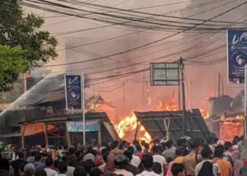 Kobaran api membakar sejumlah rumah penduduk Desa Geulumpang Payong, Aceh Barat Daya, Selasa (18/7/2023). (Foto: Antara/Suprian)