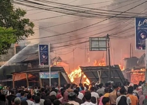 Kobaran api membakar sejumlah rumah penduduk Desa Geulumpang Payong, Aceh Barat Daya, Selasa (18/7/2023). (Foto: Antara/Suprian)