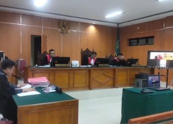 Arsip foto - Penyidik mengawal dua tersangka dugaan tindak pidana korupsi program peremajaan sawit di Kantor Kejati Aceh, Banda Aceh. (Foto: Antara/HO-Penkum Kejati Aceh)