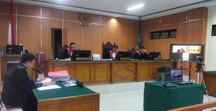 Arsip foto - Penyidik mengawal dua tersangka dugaan tindak pidana korupsi program peremajaan sawit di Kantor Kejati Aceh, Banda Aceh. (Foto: Antara/HO-Penkum Kejati Aceh)