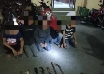 Polisi menangkap lima remaja dan sejumlah senjata tajam yang diduga akan digunakan untuk aksi tawuran di Lhokseumawe, Minggu (23/7/2023). (Foto: Antara/HO-Humas Polres Lhokseumawe)