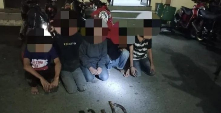 Polisi menangkap lima remaja dan sejumlah senjata tajam yang diduga akan digunakan untuk aksi tawuran di Lhokseumawe, Minggu (23/7/2023). (Foto: Antara/HO-Humas Polres Lhokseumawe)