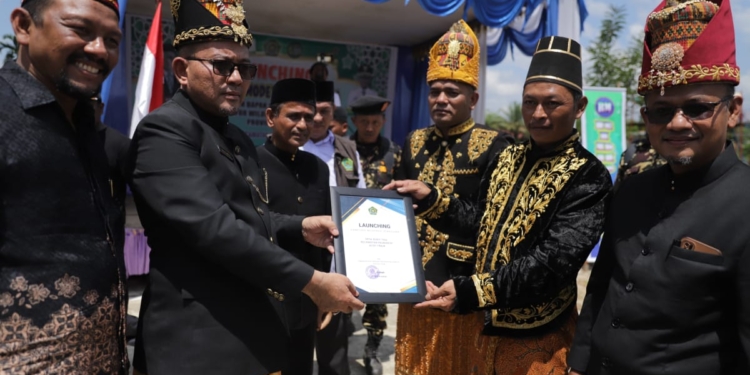 Kakanwil Kemenag Aceh, Azhari, menetapkan Kampung Bukit Tiga, Kecamatan Peunaron, Aceh Timur sebagai Kampung Moderasi Beragama. (Foto: Alibi/Dok. Kemenag Aceh)