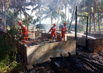 Petugas memadamkan api di rumah milik Sudirman warga Gampong Lancang Barat, Kecamatan Dewantara, Aceh Utara. (Foto: Alibi/Dok. Polres Lhokseumawe)