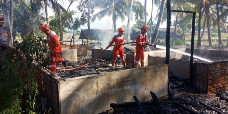 Petugas memadamkan api di rumah milik Sudirman warga Gampong Lancang Barat, Kecamatan Dewantara, Aceh Utara. (Foto: Alibi/Dok. Polres Lhokseumawe)