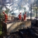 Petugas memadamkan api di rumah milik Sudirman warga Gampong Lancang Barat, Kecamatan Dewantara, Aceh Utara. (Foto: Alibi/Dok. Polres Lhokseumawe)