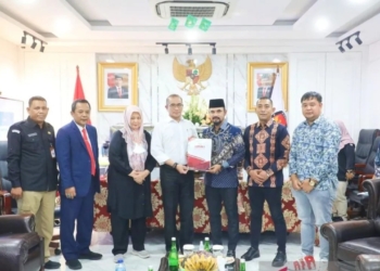 Komisi I DPRA saat menyerahkan dokumen KIP Aceh terpilih kepada Ketua KPU RI, di Jakarta, Rabu (26/7/2023). (Foto: Antara/HO/Humas DPRA)