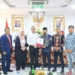 Komisi I DPRA saat menyerahkan dokumen KIP Aceh terpilih kepada Ketua KPU RI, di Jakarta, Rabu (26/7/2023). (Foto: Antara/HO/Humas DPRA)