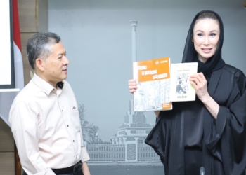 Direktur Russian House Indonesia Victoria V. Vicman memberikan buku sebagai cinderamata kepada Rektor USK, Prof Marwan dalam pertemuan di kampus setempat. (Foto: Alibi/Dok. Humas USK)