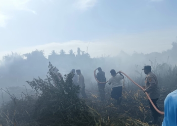 Petugas memadamkan api di lahan kosong di Gampong Blang Naleung Mameh, Kecamatan Muara Satu, Kota Lhokseumawe. (Foto: Alibi/Dok. Polres Lhokserumawe)