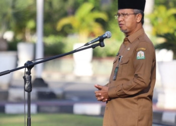Asisten Administrasi dan Umum Sekda Aceh, Iskandar, memberikan arahan saat memimpin apel pagi di Lingkup Setda Aceh dan BPKA di Halaman Kantor Gubernur, Banda Aceh, Senin (3/7/2023). (Foto: Alibi/Dok. Humas Pemerintah Aceh)
