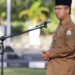 Asisten Administrasi dan Umum Sekda Aceh, Iskandar, memberikan arahan saat memimpin apel pagi di Lingkup Setda Aceh dan BPKA di Halaman Kantor Gubernur, Banda Aceh, Senin (3/7/2023). (Foto: Alibi/Dok. Humas Pemerintah Aceh)