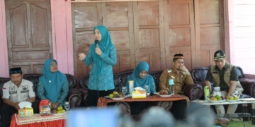Penjabat Ketua TP PKK Aceh Ny Ayu Marzuki saat memberikan pembinaan Gammawar di Desa Kute Sempur, Kecamatan Ketambe, Kabupaten Aceh Tenggara, Selasa (25/7/2023). (Foto: Alibi/Dok. Humas Pemerintah Aceh)