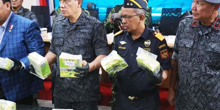 Kepala Kantor Wilayah DJBC Aceh Safuadi (kanan) memperlihatkan barang bukti sabu-sabu di Jakarta. (Foto: Humas Kanwil DJBC Aceh)