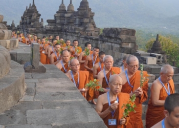 Umat Buddha Lakukan Pradaksina Mengitari Borobudur. (Foto: Alibi/Dok. Kemenag RI)