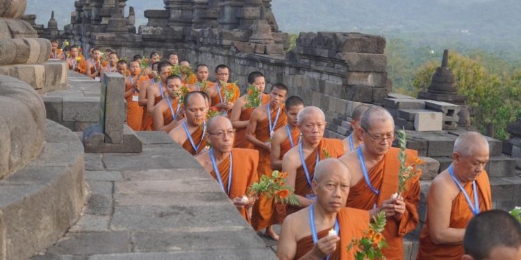 Umat Buddha Lakukan Pradaksina Mengitari Borobudur. (Foto: Alibi/Dok. Kemenag RI)