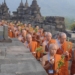 Umat Buddha Lakukan Pradaksina Mengitari Borobudur. (Foto: Alibi/Dok. Kemenag RI)