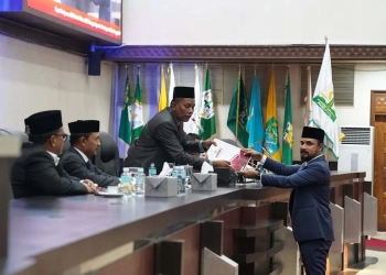 Ketua Komisi I DPRA Aceh Iskandar Usman Al Farlaky (kanan) menyerahkan hasil seleksi calon anggota KIP Aceh kepada Ketua DPRA Aceh Saiful Bahri di Banda Aceh, Senin (24/7/2023). (Foto: Antara/HO-Dok Humas DPRA)