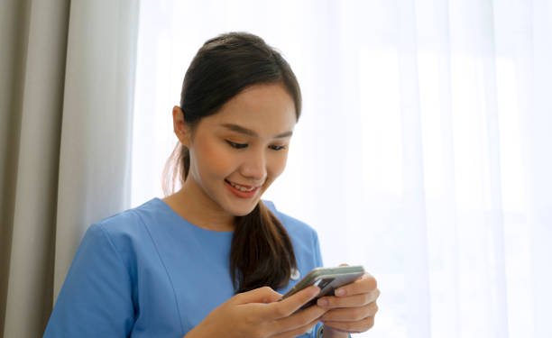 Ilustrasi radiasi blue light pada mata akibat layar gadget. (Foto: Dok. istockphoto)