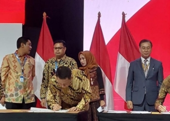 Penjabat Gubernur Aceh, Achmad Marzuki dan Kepala BPMA Teuku Mohamad Faisal menandatangani Kontrak Kerja Sama Wilayah Kerja Eksplorasi Bireuen-Sigli bersama Menteri ESDM, RI, Arifin Tasrif, di Tangerang Selatan, Selasa (25/7/2023). (Foto: Alibi/Dok. Humas Pemerintah Aceh)