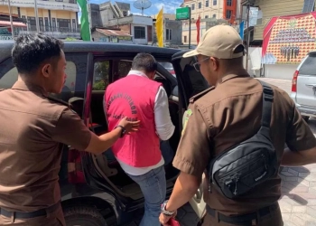 Petugas Kejari Aceh Tengah mengawal tersangka korupsi untuk dititipkan ke Rutan di Aceh Tengah, Selasa (25/7/2023). (Foto: Antara/HO-Dok. Kejati Aceh)